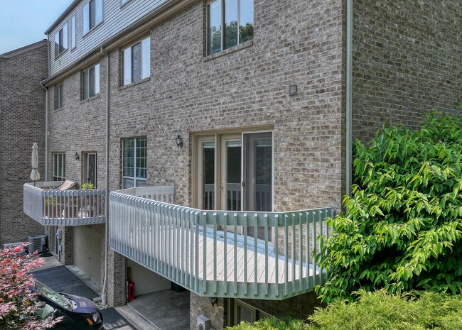 Foto del edificio - Fox Chapel Luxury Townhome, 4 Bedrooms, 3.5 Bathrooms, 3 Care Garage, Finished Basement.
