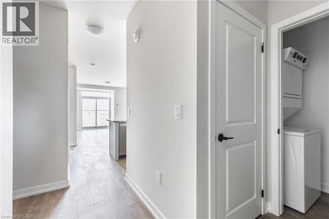 Building Photo - 870 Queenston Rd
