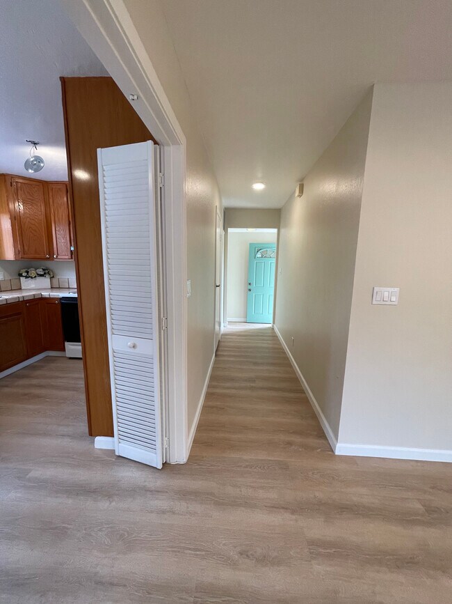 Building Photo - 932 Alba Ct
