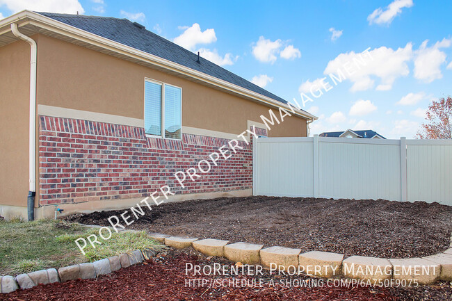 Building Photo - Huge 5 Bed, 3 Bath Syracuse Home