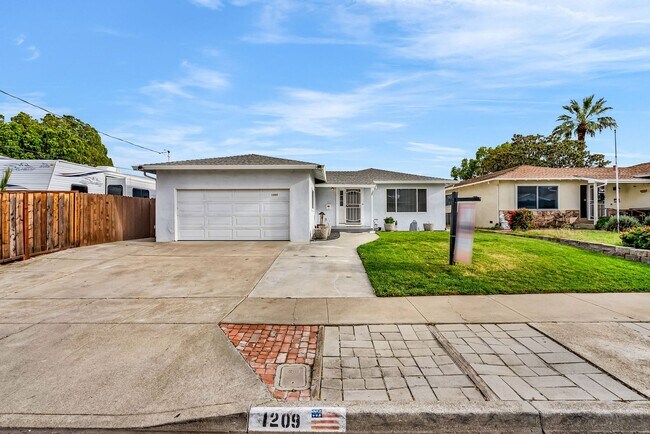 Building Photo - CENTRALLY LOCATED 3 BD/2BATH SINGLE STORY HOME..