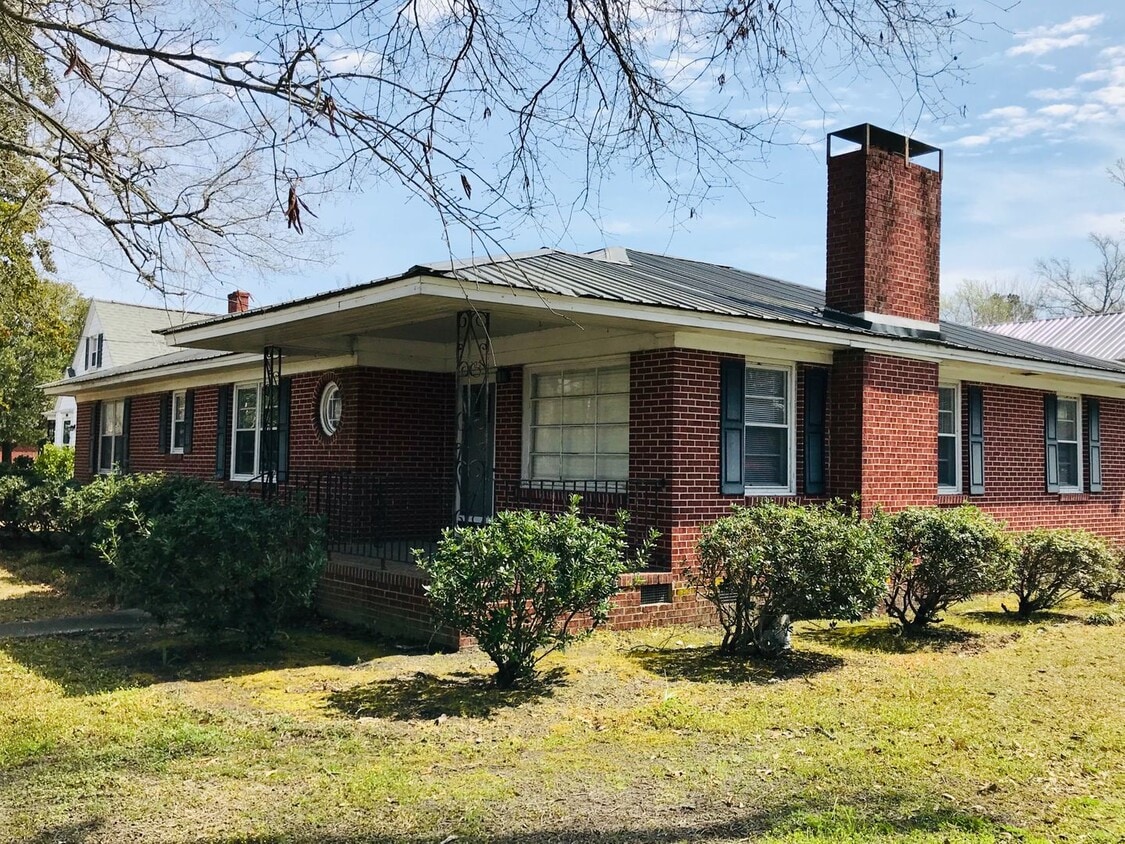 Primary Photo - Rare Gem! Spacious and fantastic updated o...