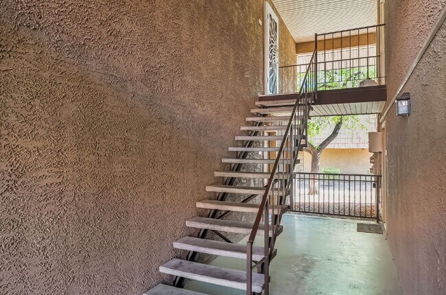 Foto del edificio - Guard Gated Community - 2 bedroom and 1 bathroom, Upstairs Unit Private Balcony Over looking Park...