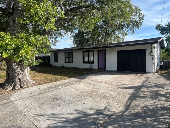 Building Photo - Four Bedroom Two Bath in Calallen School D...