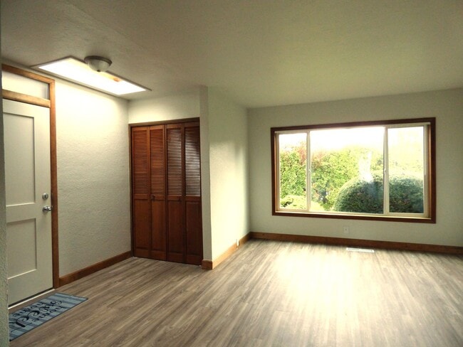 Building Photo - 3 bed 2 bath home in South Salem