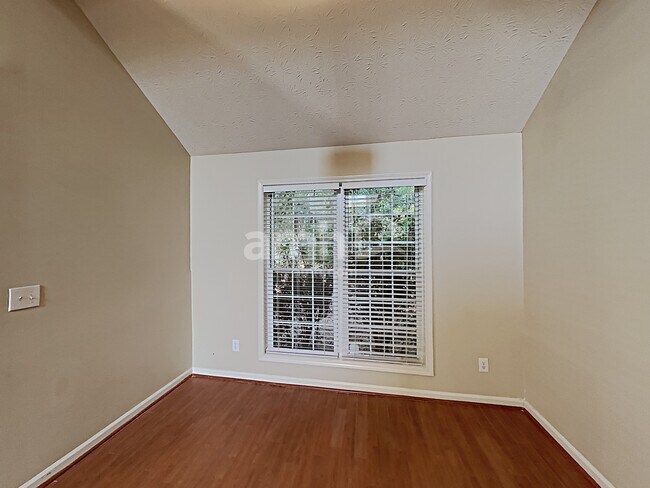 Foto del edificio - 670 Old Johnson Rd