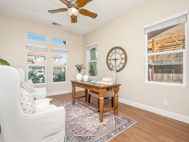 Foto del edificio - FULLY FURNISHED Clovis North 4/3