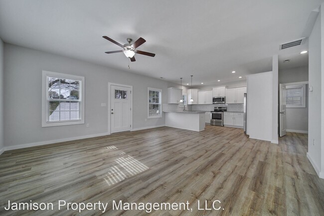 Building Photo - 3 br, 2.5 bath House - 1018 East Dr