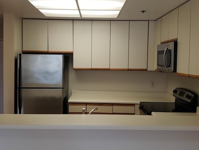Building Photo - Superb Location for this Spacious Downtown...