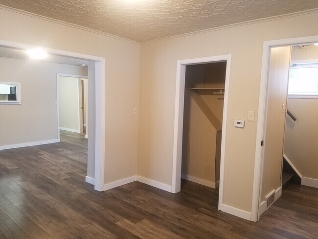 Building Photo - 114 S Healy Ave