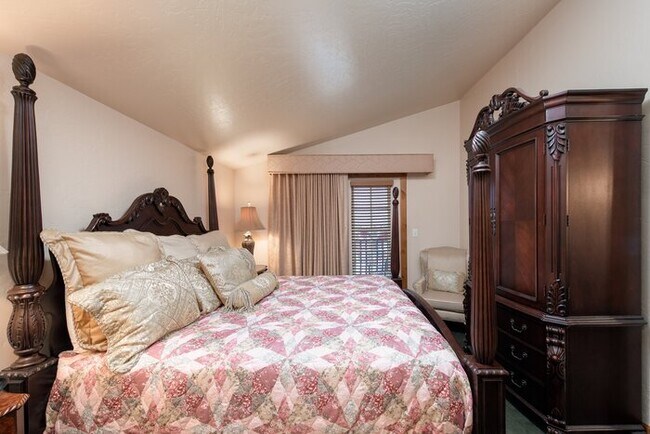 Building Photo - Villa 3069 1 Bed 1 Bath Full Kitchen