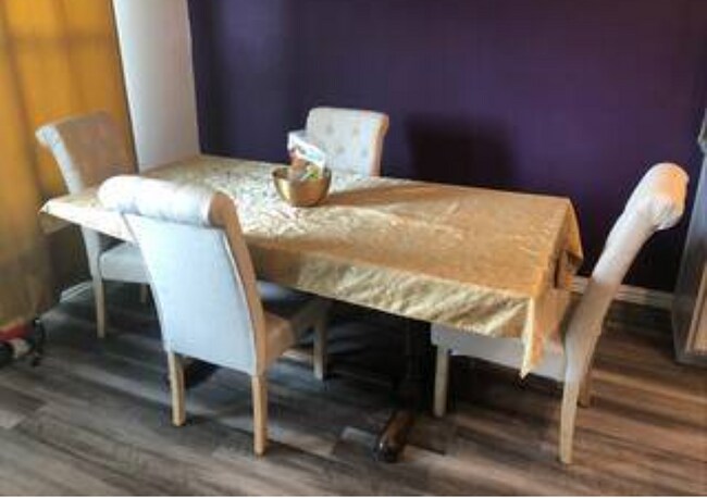 Comedor - 10012 Callan Ln