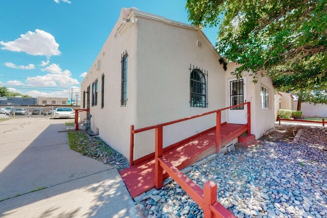 Building Photo - 3106 Monte Vista Blvd NE