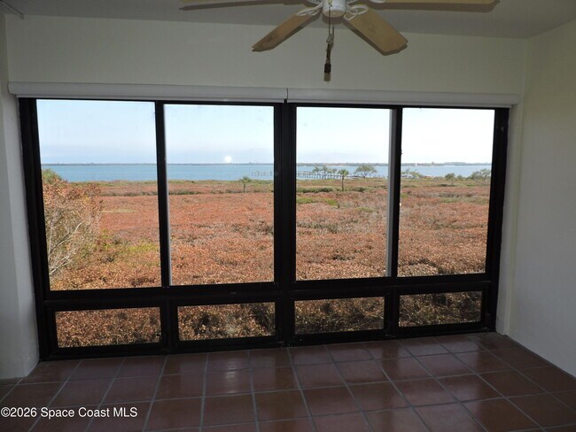 Foto del edificio - 6240 E Mirror Lake Dr