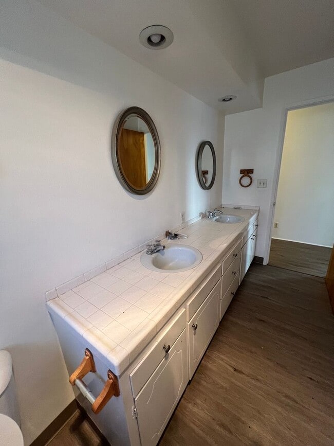 Foto del edificio - 3BED2BATH - GARAGE, DRIVEWAY, LARGE YARD, WASHER/DRYER HOOKUPS, BEAUTIFUL NEIGHBORHOOD