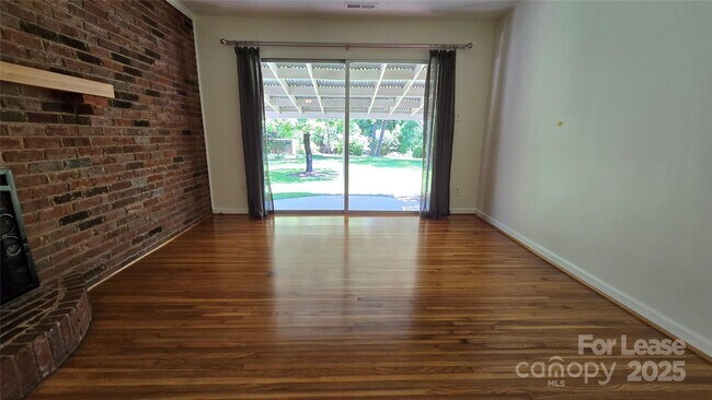 Foto del edificio - 9124 Sandburg Ave