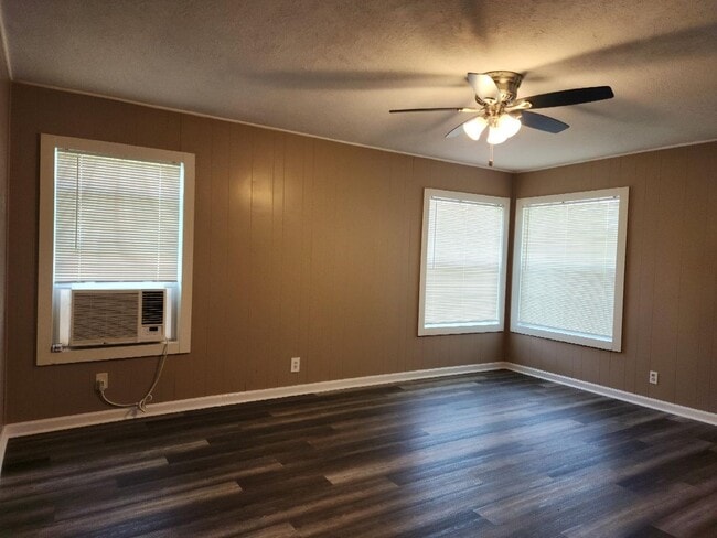 Building Photo - Orange, TX 2 bed, 1 bath