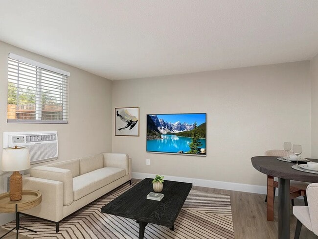 Building Photo - Charming 1-Bedroom ADU: Modern Living in L...