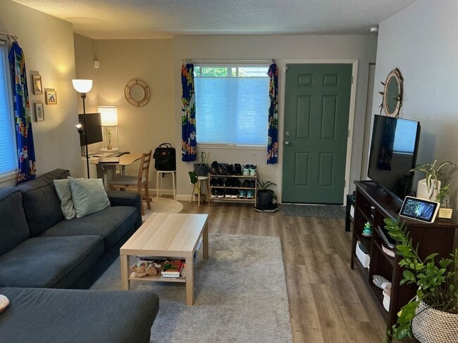 Building Photo - PERFECT COZY NEST