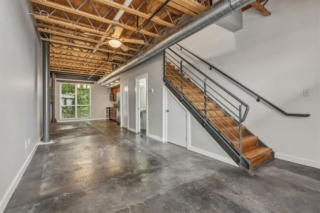 Building Photo - 1305 E 6th St