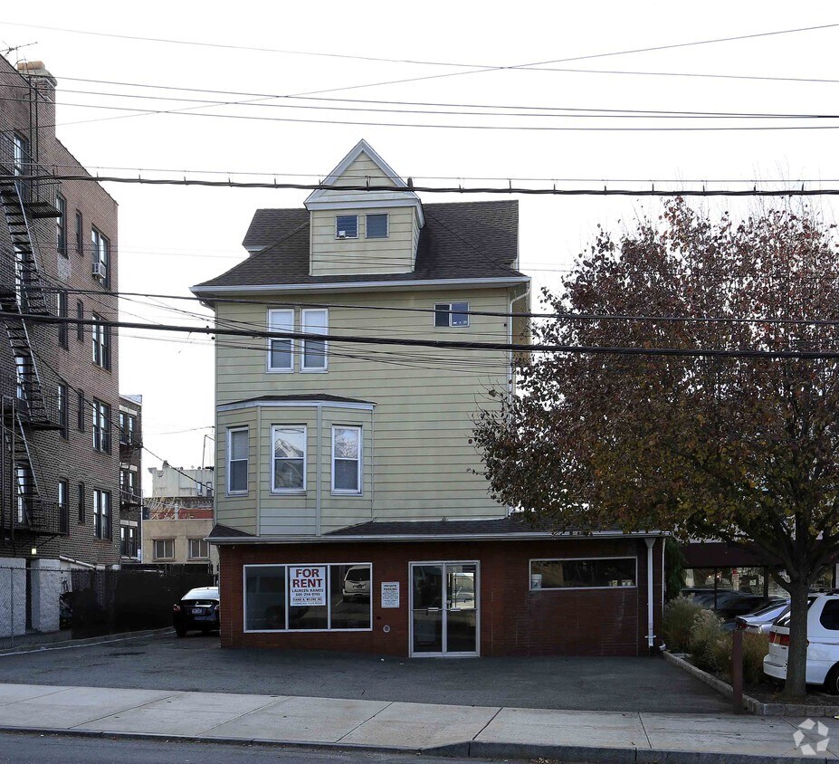 Foto del edificio - 12 Webster Ave