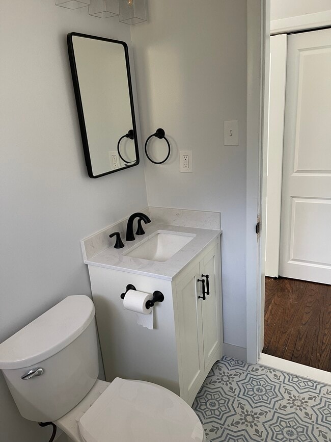 Building Photo - 830 Garrett Ln