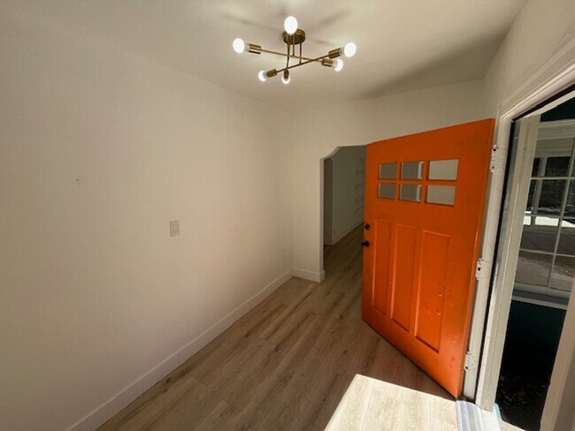 Foto del edificio - Renovated 5 Bedroom Home Near Montclair Vi...