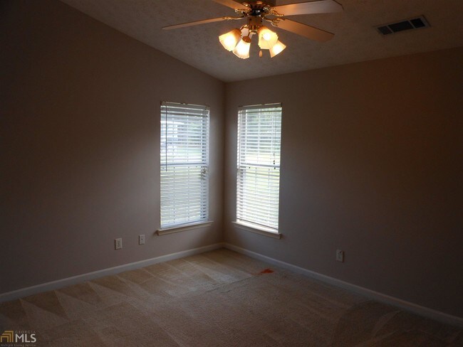 Building Photo - 2556 Hillvale Cir