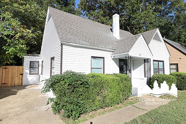 Building Photo - Gorgeous Two-Story White House with Bonus Room