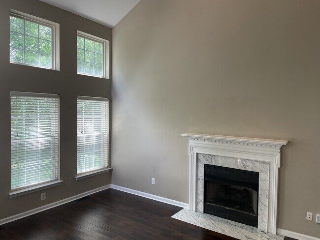 Building Photo - 2525 Bayview Dr