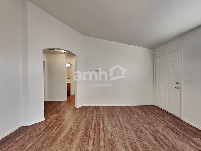 Foto del edificio - 10830 E Carol Ave