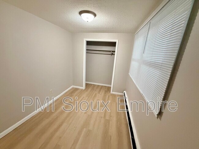 Foto del edificio - 112 N Prairie Ave