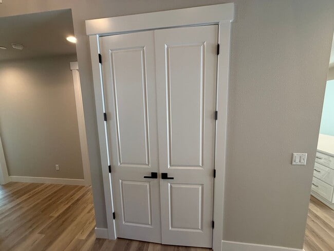 Building Photo - Spacious home in Bremerton.  Apply today t...