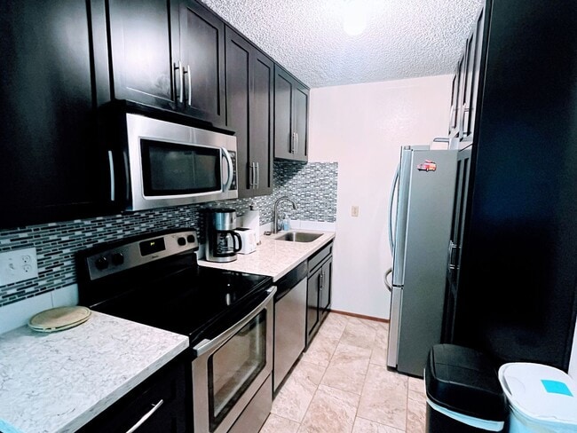 Building Photo - Charming 1 Bedroom 1 Bath-Fully Furnished Condo Just feet away from Mission Beach!