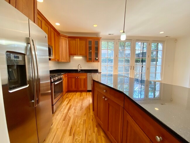 Foto del edificio - 3717 N Wilton Ave