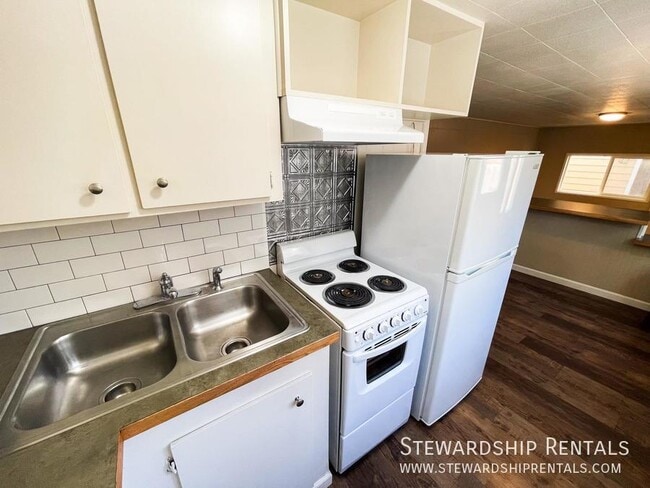 Building Photo - 1790 1/2 Mill St-