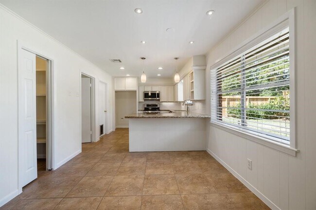 Building Photo - 10214 Londonderry Dr