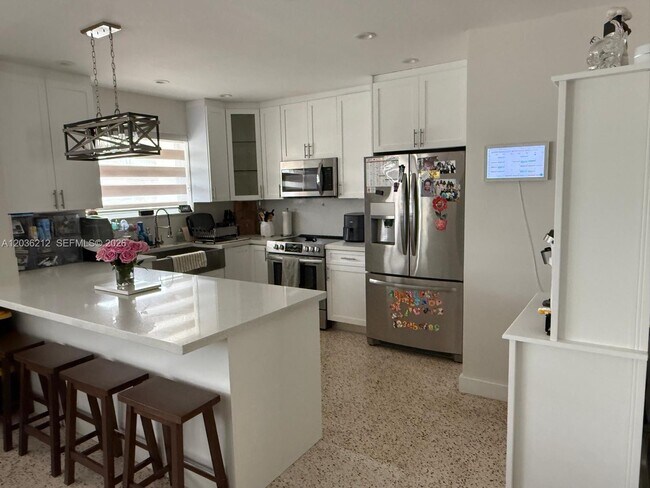 Foto del edificio - 875 W 72nd Pl