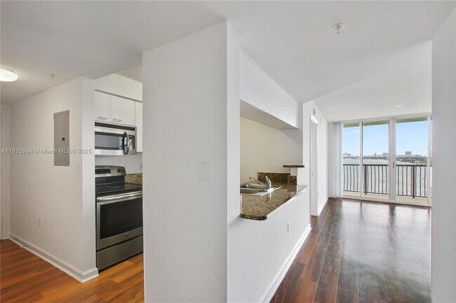 Building Photo - 1756 N Bayshore Dr