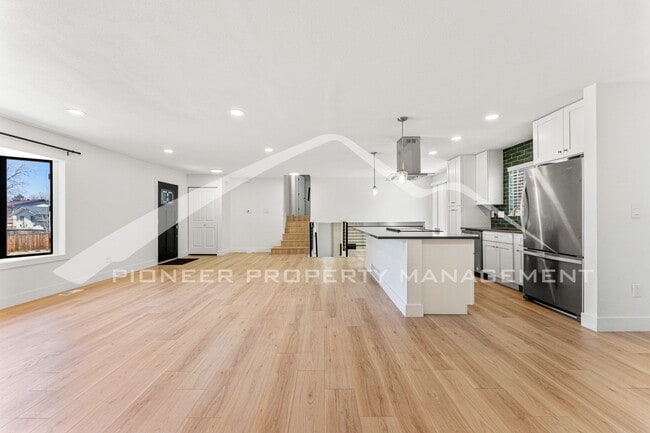 Foto del edificio - Charming Home with Washer/Dryer and Fenced...