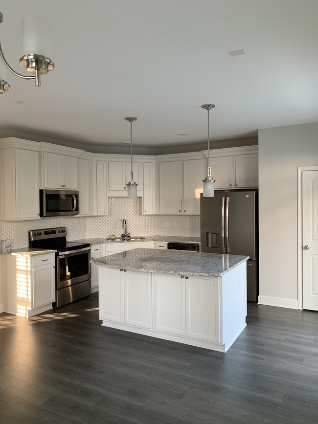 Kitchen - 112 Burkitt Commons Ave