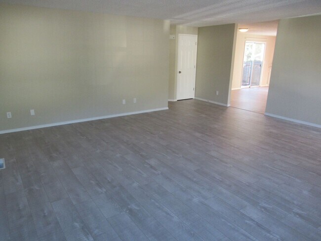 Foto del edificio - Update Three Bedroom in South Salem