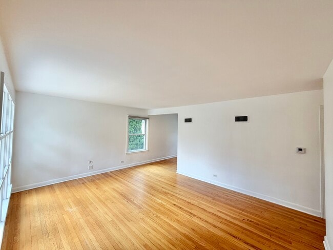 Building Photo - 5816 W Greenleaf Ave