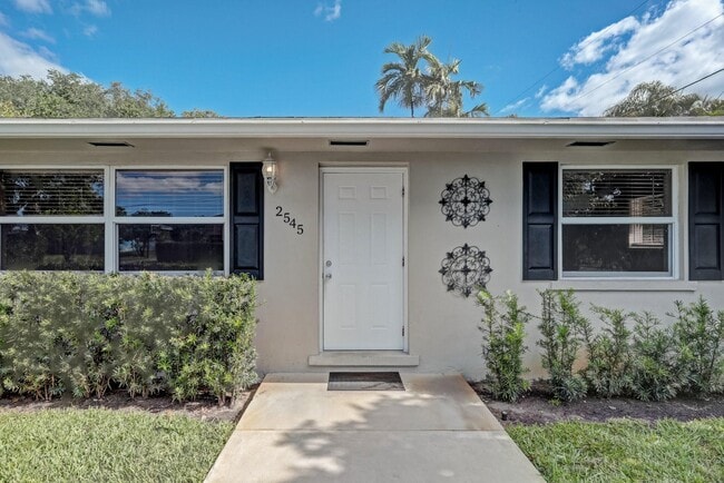 Building Photo - 2545 Venice Dr