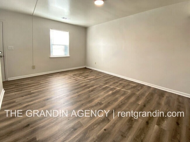 Foto del edificio - 3123 Round Hill Avenue Northwest