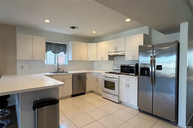 Foto del edificio - 240 E Broadway