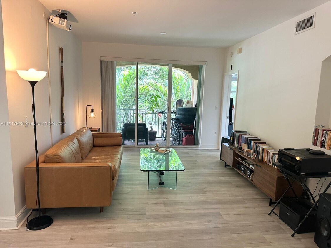 Foto principal - 6400 NW 114th Ave