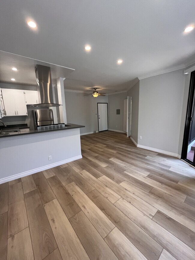 Foto del edificio - 2107 N Beachwood Dr