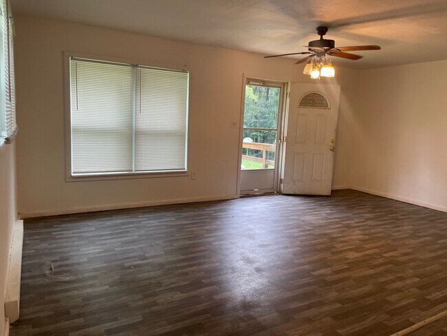 Foto del edificio - 3 BED, 2 BATH HOME LOCATED IN COUNTRY!