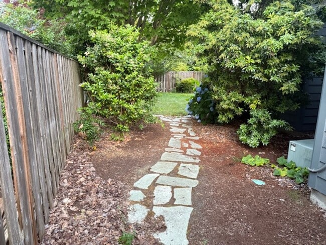 Building Photo - Quiet Neighborhood 4 bed + Office 2.5 Bath